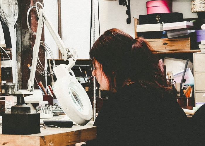 Sertir une pierre, Nathalie Iuso à son atelier 