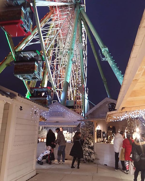 Chalets de noel et la roue aux Tuileries