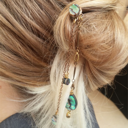 Pic à cheveux Lili nacre abalone et laiton sur chignon