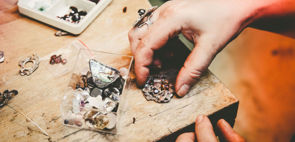 Aide - Élaboration d'un bijou, placement de pierres - Nathalie Iuso Création
