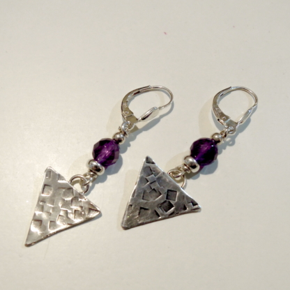 boucles d'oreille triangle argent patiné et amethyste