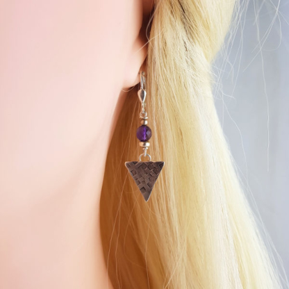 boucles d'oreille triangle argent 925 patiné avec perles d'amethyste